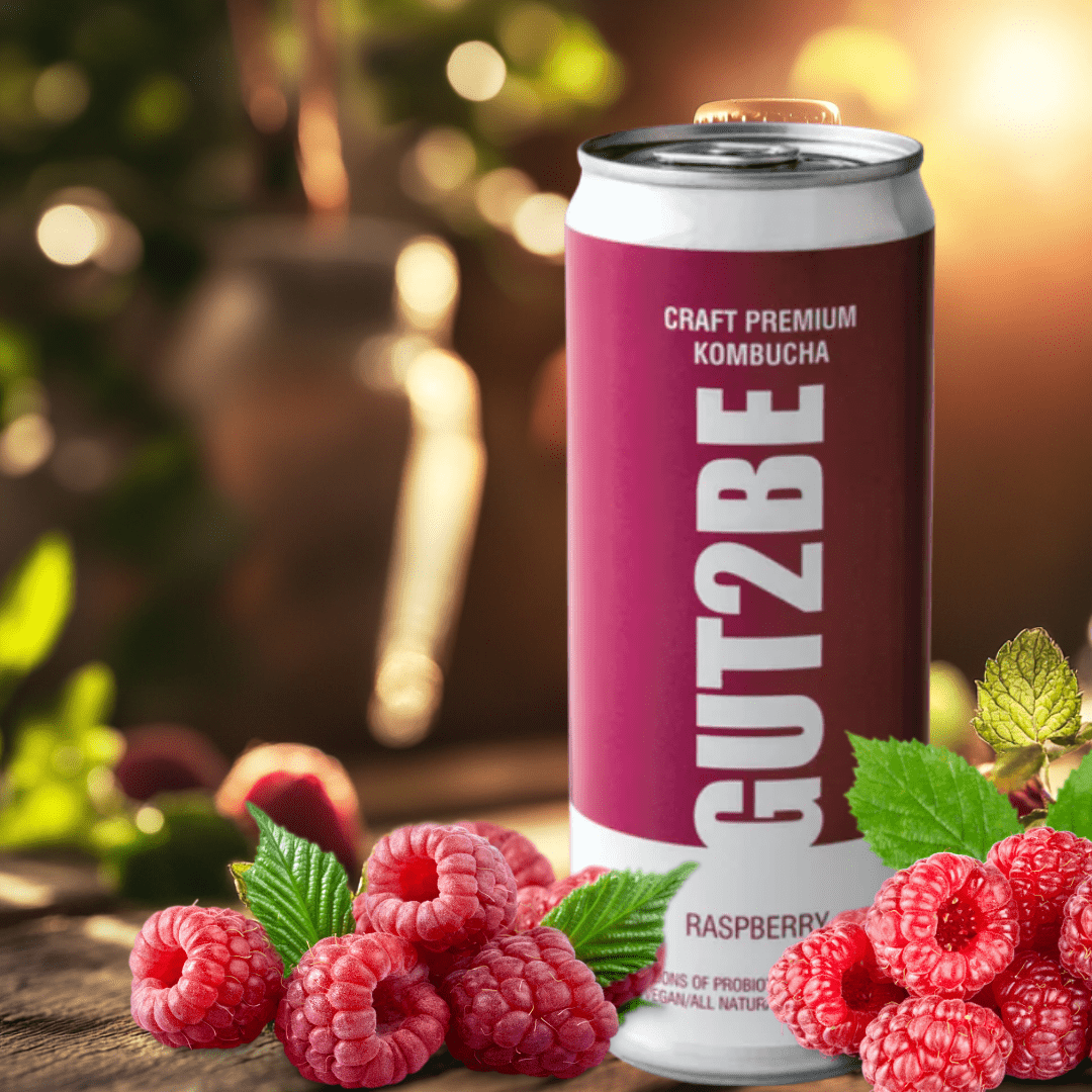 GUT2BE málnás kombucha élénk piros színnel és gyümölcsös buborékokkal