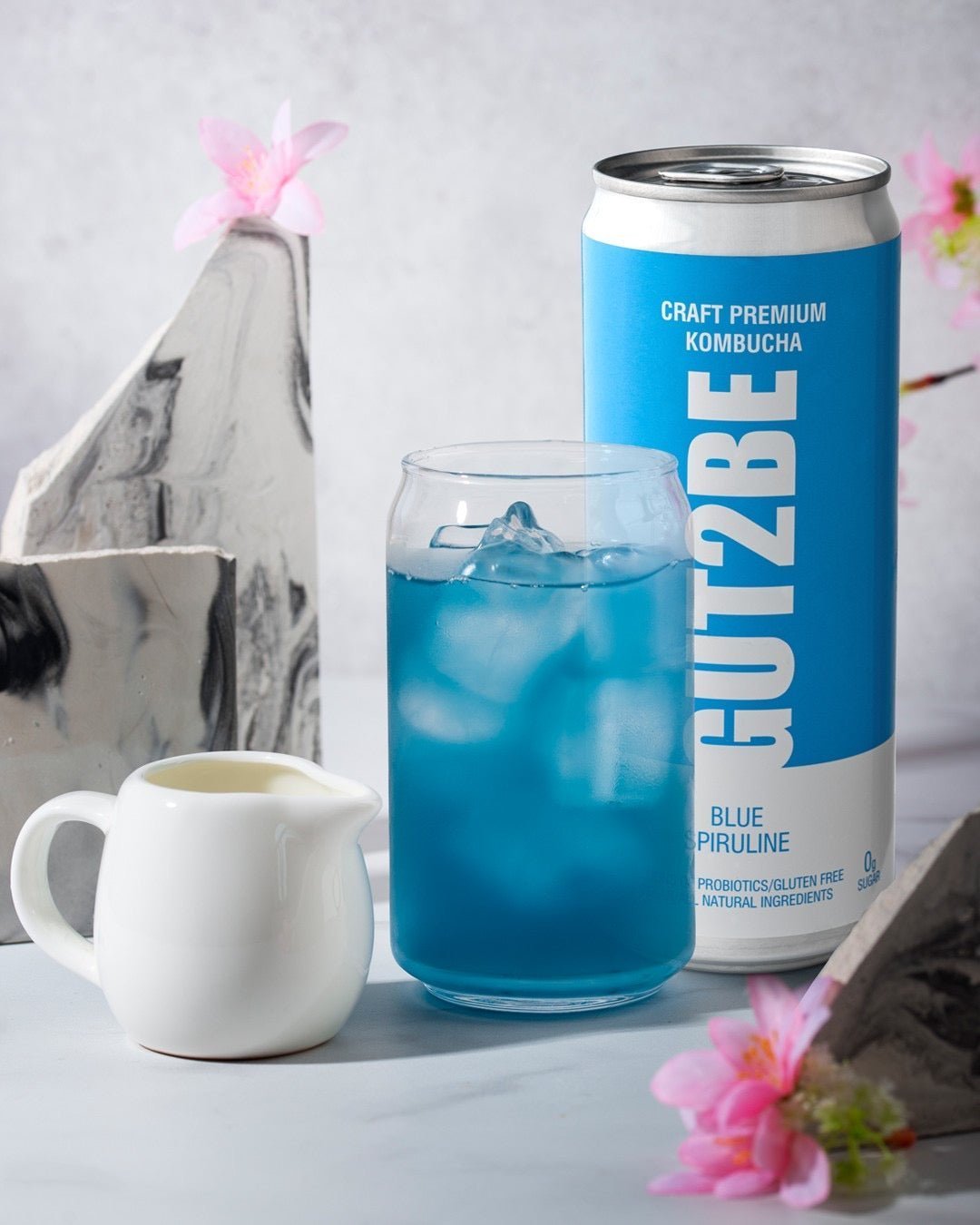 GUT2BE kék spirulina kombucha látványos színnel és pezsgéssel