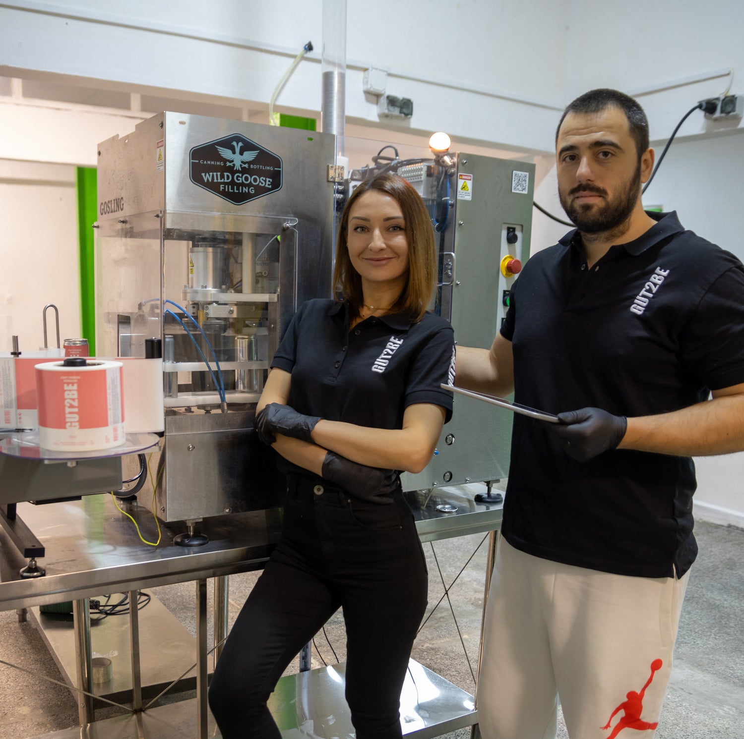 Két GUT2BE kombucha készítő a gyártótérben, kézműves kombucha töltése Wild Goose töltőgéppel